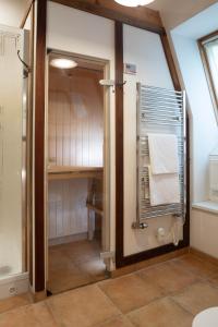 ein Bad mit einer Dusche und einem Handtuch in der Unterkunft Rezidence Palmbaum - luxury and relax in Karlsbad