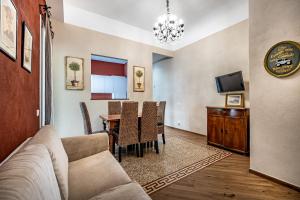Televízia a/alebo spoločenská miestnosť v ubytovaní Roommo Apartments San Gallo