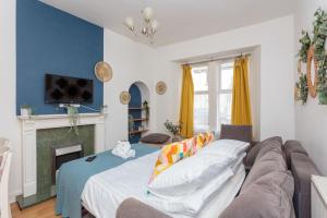 a living room with a couch and a fireplace at Warm 1bed Flat Leith Walk in Edinburgh