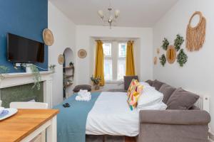 - un salon avec un lit et un canapé dans l'établissement Warm 1bed Flat Leith Walk, à Édimbourg