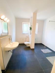 La salle de bains est pourvue de 2 lavabos et de toilettes. dans l'établissement Hotel Zur Linde, 