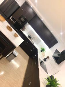 an overhead view of a kitchen with black cabinets at AMPLIA VIVIENDA NEW para12 pers a 4 min caminando de PLAYA con Terraza, Piscina Com, Wifi, Ventiladores de techo, Lavavajillas in Roquetas de Mar