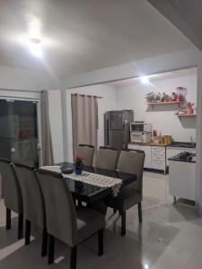 a dining room with a table and chairs and a kitchen at CASA PARA OKTOBERFEST 12 PESSOAS. in Blumenau