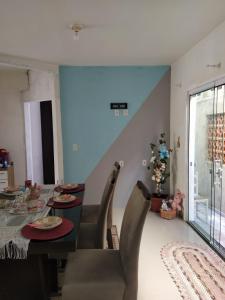 a dining room with a table and some chairs at CASA PARA OKTOBERFEST 12 PESSOAS. in Blumenau