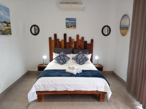 um quarto com uma cama com duas toalhas em 7 On Grey Guesthouse em Colesberg
