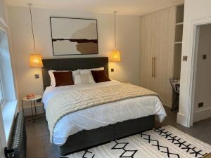 a bedroom with a large bed and two lamps at Gorgeous newly refurbished 2 bedroom apartment in London in London