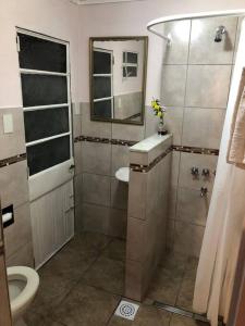 Kúpeľňa v ubytovaní Casa con pileta y parque
