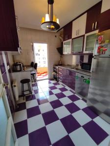- une cuisine avec un sol en damier noir et blanc dans l'établissement Rental Room in a shared apartment near the airport, à Basaksehir