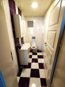 La salle de bains est pourvue de toilettes et d'un sol en damier. dans l'établissement Rental Room in a shared apartment near the airport, à Basaksehir