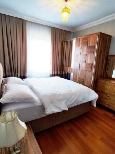 - une chambre avec un grand lit blanc et une fenêtre dans l'établissement Rental Room in a shared apartment near the airport, à Basaksehir