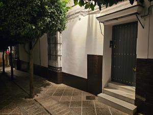 a building with a door and stairs on a street at Apartamento Casa Pura in Medina Sidonia