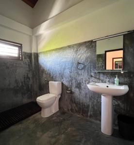 bagno con servizi igienici e lavandino di The Dom hotel & restaurant ad Ahangama