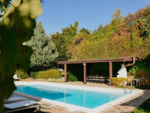 a swimming pool with a gazebo in a yard at B&B Margherita Le Fiabe in SantʼAgata Feltria