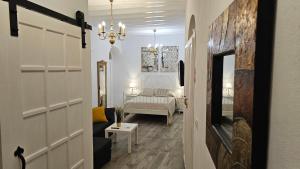 um corredor com uma sala de estar com uma cama em Apartamento Casa Pura em Medina Sidonia