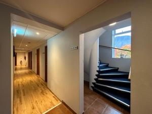 einen Flur mit einer Treppe in einem Haus in der Unterkunft Hótel Austur in Reyðarfjörður