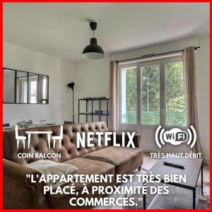 een woonkamer met een bank voor een raam bij Le Dugois centre-ville Belfort in Belfort