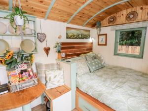 ein Schlafzimmer in einem winzigen Haus mit einem Bett in der Unterkunft Cobblers Cabin in Northampton