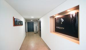 a hallway with a large poster on the wall at Sachar Lodging Apartahotel in Bucaramanga