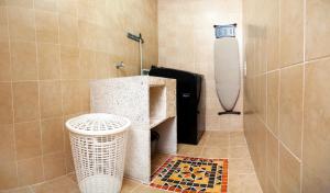 bagno con doccia e servizi igienici di Sachar Lodging Apartahotel a Bucaramanga Altre 31 foto