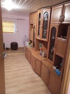 Cette chambre dispose d'une cuisine avec des placards en bois. dans l'établissement Domek Letniskowy Mietlica, 