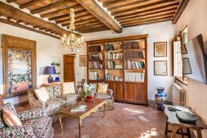 a living room with a couch and a table at Villa Igea in Mastiano