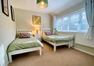 Un pat sau paturi într-o cameră la Spacious, Durham City Retreat