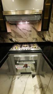 an oven in a room with a marble wall at شقة المهندسين جامعة الدول ميدان لبنان الدقي مميز in Cairo