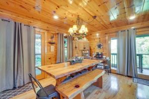uma cozinha de chalé de madeira com uma grande mesa de madeira em Family Cabin with Private Hot Tub and Game Room! em Sevierville