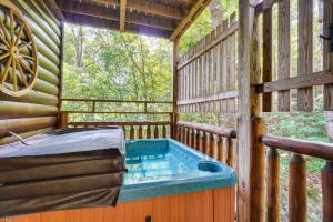 uma banheira de hidromassagem no convés de uma casa na árvore em Family Cabin with Private Hot Tub and Game Room! em Sevierville