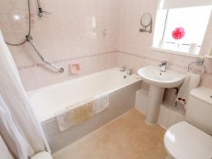 Ένα μπάνιο στο Brook Haven +13 φωτογραφίες