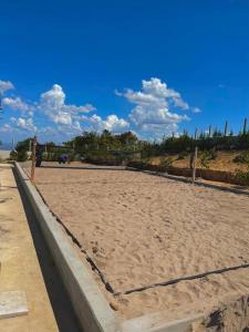 ein Volleyballfeld an einem Sandstrand in der Unterkunft La Colline - Casa Panorâmica in Guaraciaba do Norte