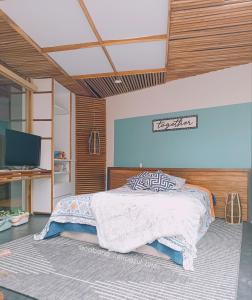 1 dormitorio con 1 cama y TV. en Cabaña de Montaña Puro Corazón en Los Altos de Cerro Azul