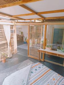 sala de estar con mesa y patio en Cabaña de Montaña Puro Corazón, en Los Altos de Cerro Azul