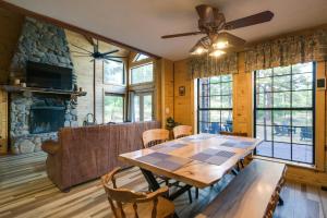 une salle à manger avec une table et une cheminée dans l'établissement Spacious and Quiet Pagosa Springs Cabin with Deck!, à Pagosa Springs