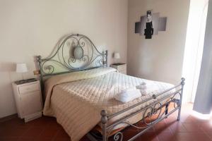 1 dormitorio con 1 cama con espejo. en Bed and breakfast Villa Torre degli Onesti Apartments en Lucca
