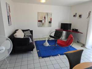 uma sala de estar com um sofá e duas cadeiras em Komfortables 3-Zimmer Apartment in Schwetzingen zwischen Mannheim und Heidelberg em Schwetzingen