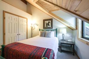 - une chambre mansardée avec un grand lit dans l'établissement Spacious and Quiet Pagosa Springs Cabin with Deck!, à Pagosa Springs