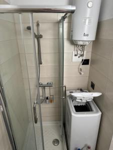 La salle de bains est pourvue d'une douche avec une porte en verre et d'un lavabo. dans l'établissement Gigantes View Studio, à Puerto de Santiago