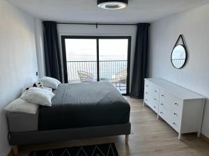 - une chambre avec un lit et une fenêtre avec un balcon dans l'établissement Gigantes View Studio, à Puerto de Santiago