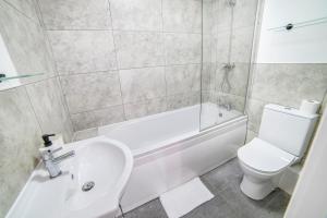 La salle de bains est pourvue d'un lavabo, d'une baignoire et de toilettes. dans l'établissement Leicester City Center Perfect stay, à Leicester