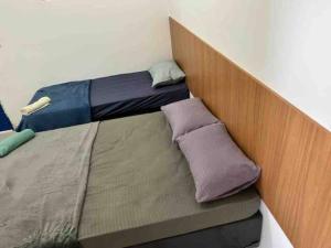 2 camas individuais num pequeno quarto com uma escada em Studio em São Paulo - Expo Center Norte em São Paulo