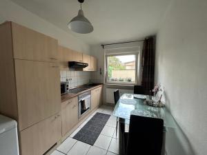 una pequeña cocina con mesa y ventana en Gemütlich eingerichtete 2-Zimmer Wohnung in Duisburg Meiderich en Duisburg