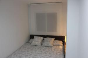 1 dormitorio con 1 cama con 2 almohadas en Apartamento primera línea de mar en Platja  d'Aro