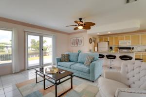 una sala de estar con un sofá y una mesa en Pet-Friendly Port Charlotte Home with Canal Access!, en Port Charlotte