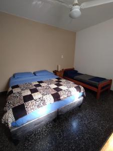 1 dormitorio con cama, mesa y vistas a las faldas en Como en casa Hostel en Posadas