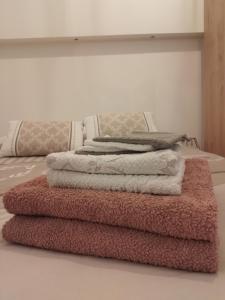 a pile of towels sitting on top of a bed at Le Coeur de Sel in Salins-les-Bains
