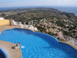 einen großen Pool mit Meerblick in der Unterkunft Duplex apartment Martina - Cumbre del Sol, Benitachell in Cumbre del Sol