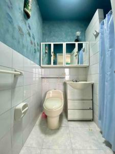 uma casa de banho com um WC e um lavatório em Casa Blanca - Altos del Mar em Same