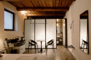 um quarto com uma mesa e cadeiras num quarto em Fagus - Relax Suites em Faicchio