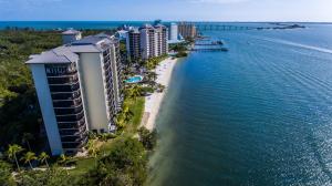 Punta Rassa的住宿－Resort Harbour Properties - Fort Myers / Sanibel Gateway，海滩上的度假村的空中景观